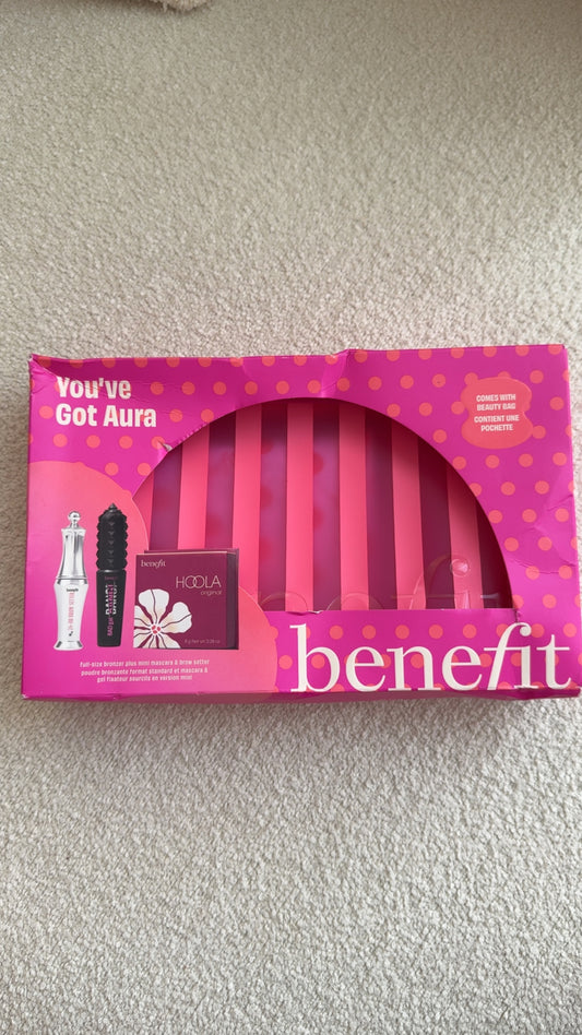 BENEFIT COSMETICS
Summer Essentials Gift Set