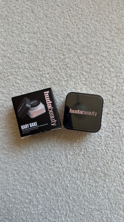 HUDA BEAUTY Easy Bake Loose Powder